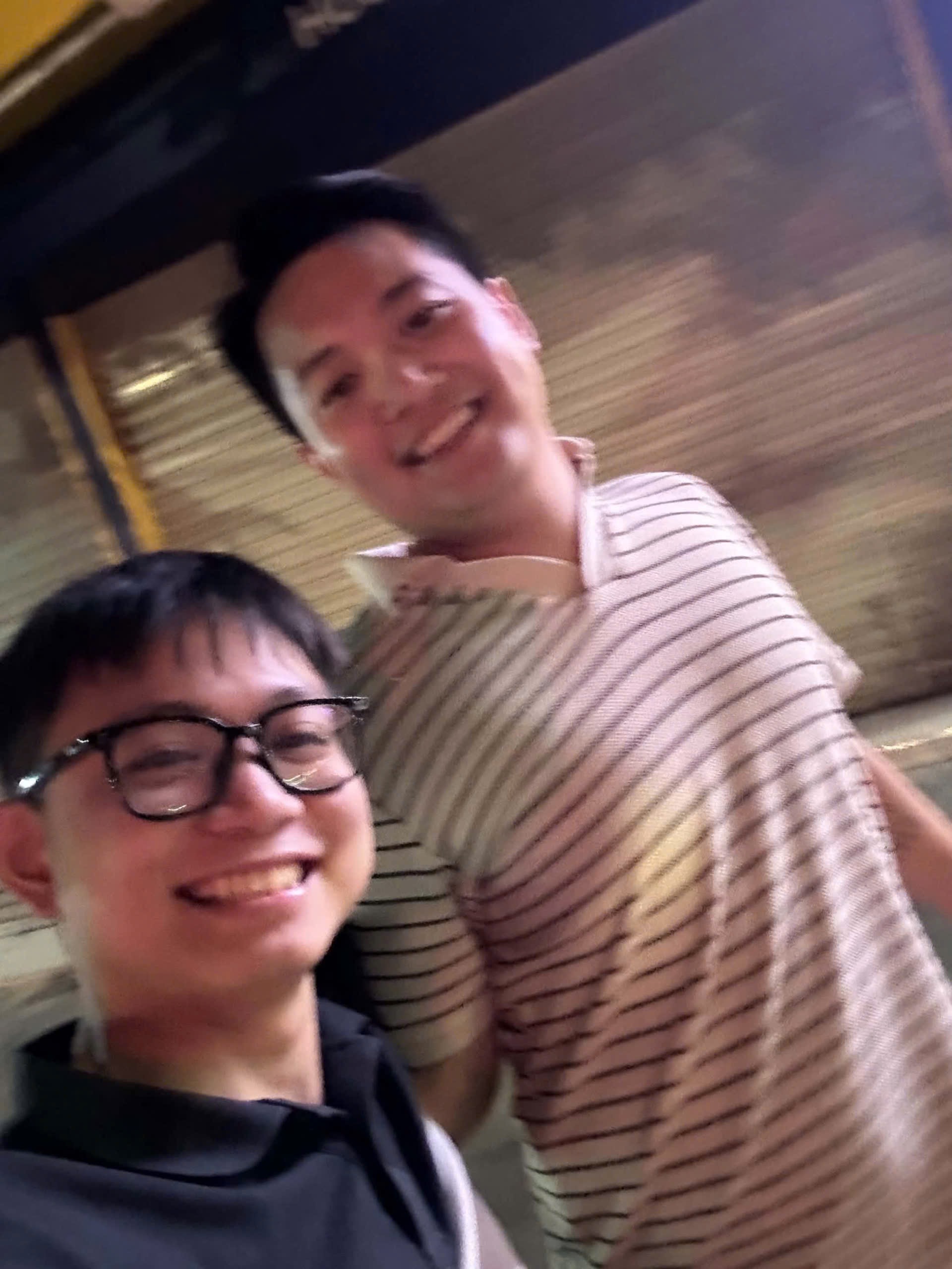 Hai người bạn chụp ảnh selfie vui vẻ