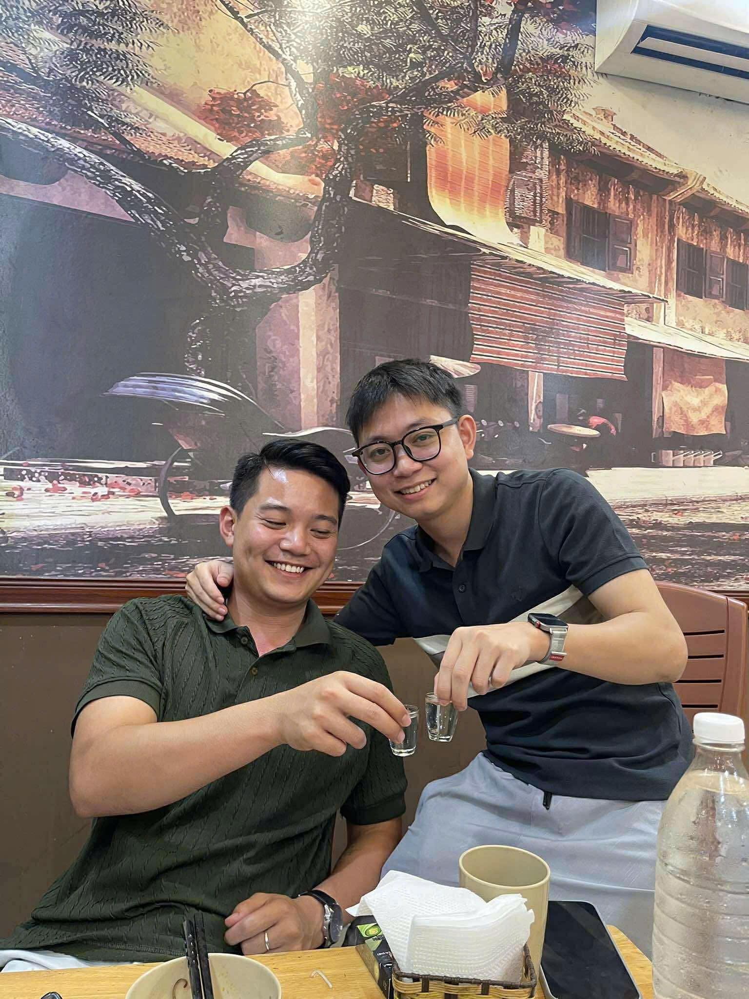 Hai người bạn cùng nâng ly